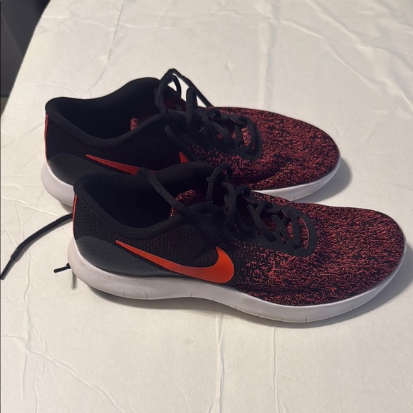 Nike Black and Red Running Shoes - Picture 1 of 5